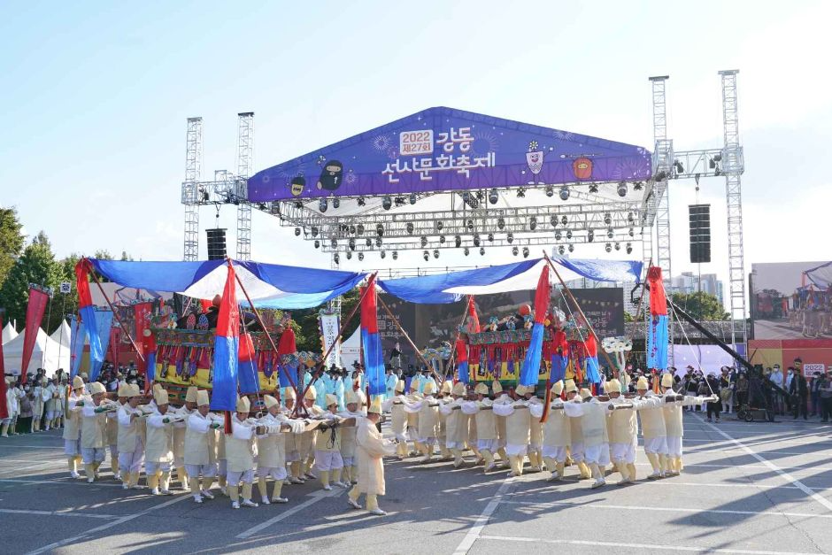 사진 출처: 한국관광공사_매년 강동선사문화축제에서 공연되는 '바위절마을 호상놀이'