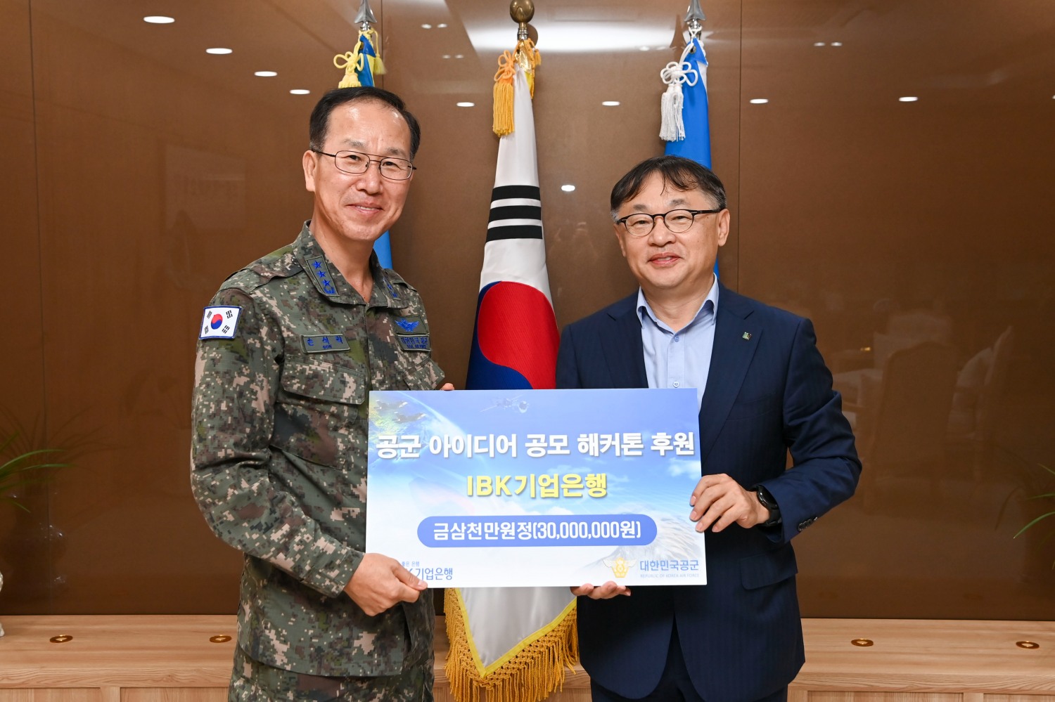 사진은 지난 24일 충남 계룡시 공군본부에서 진행된 후원금 전달식에서 유일광 IBK기업은행 개인고객그룹 부행장(오른쪽)과 손석락 공군참모차장 중장(왼쪽)이 기념촬영을 하고 있는 모습