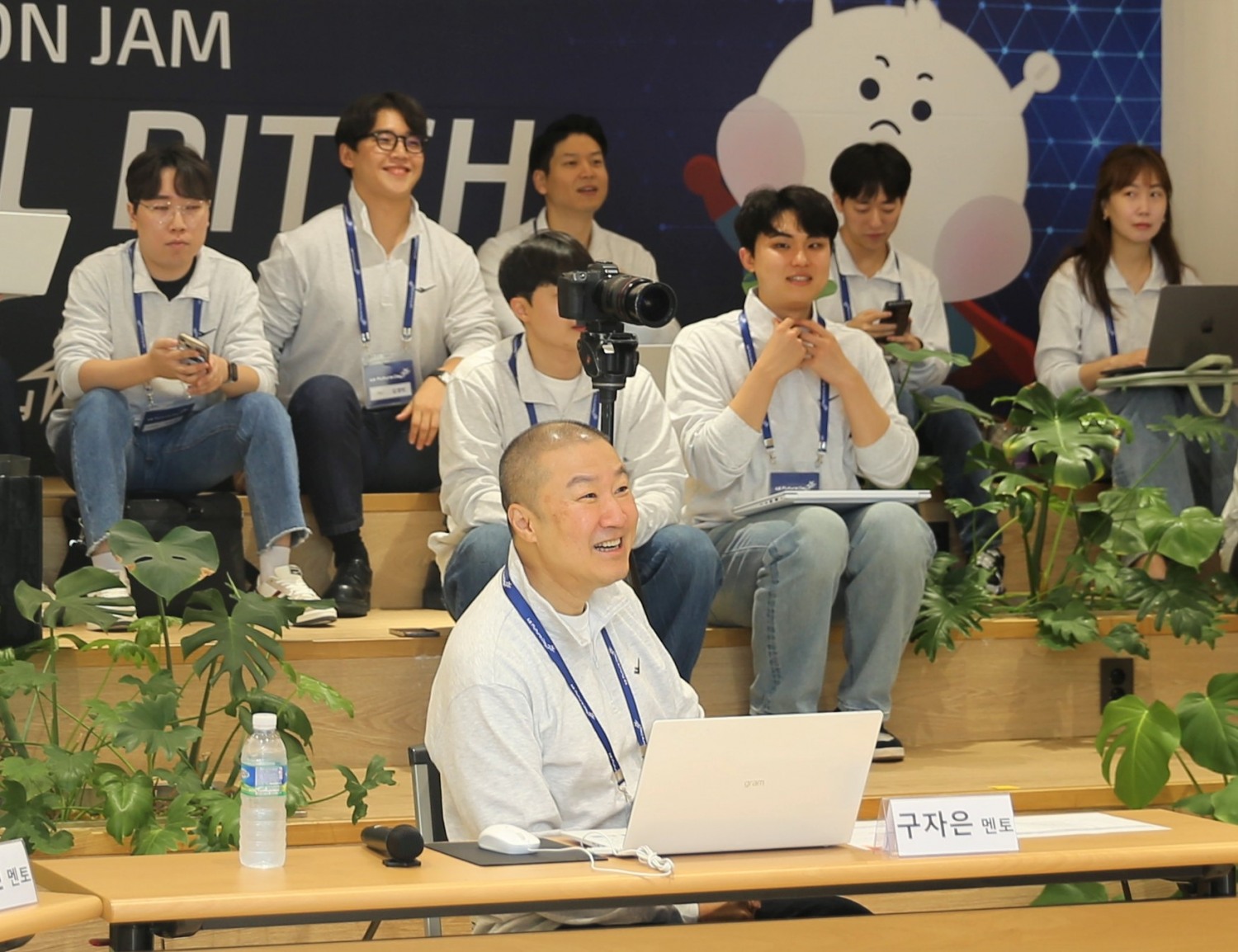 27일, 안양 LS타워에서 개최된 LS Future Day에서 구자은 LS그룹 회장(가운데)이 신사업 아이디어 분야에 멘토로서 참여해 발표를 듣고 있다