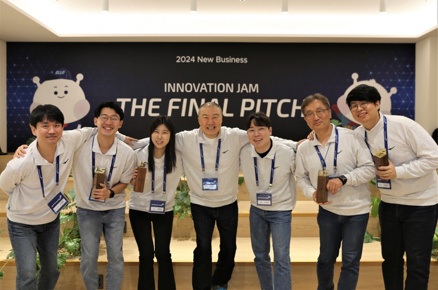27일, 안양 LS타워에서 개최된 LS Future Day에서 구자은 LS그룹 회장(가운데)이 'Innovation JAM Final Pitch'에 참여한 임직원들과 함께 기념사진을 촬영하고 있다