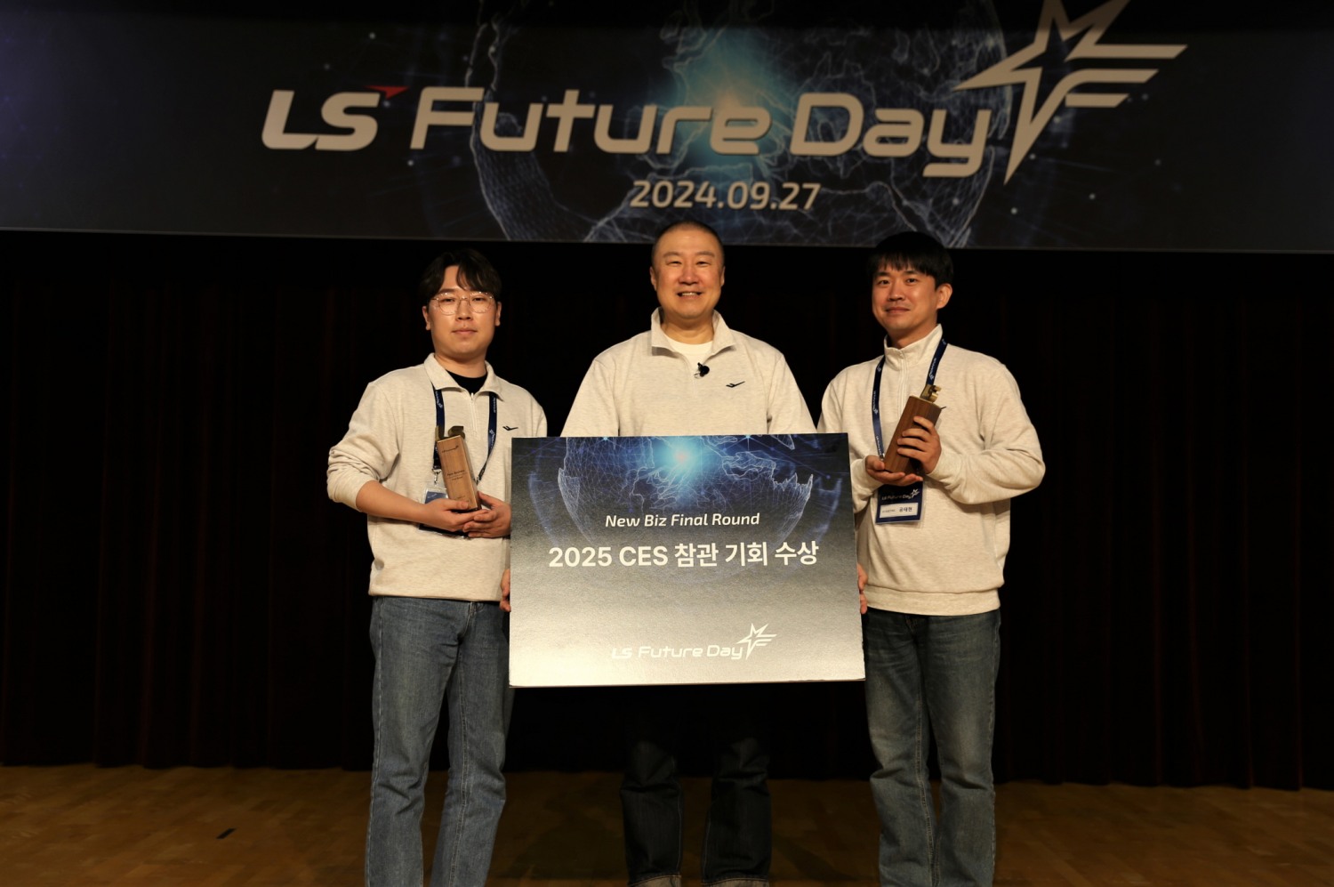 27일, 안양 LS타워에서 개최된 LS Future Day에서 구자은 LS그룹 회장(가운데)이 신사업 분야 우수 아이디어로 선정된 임직원들을 수상 후, 기념사진을 촬영하고 있다