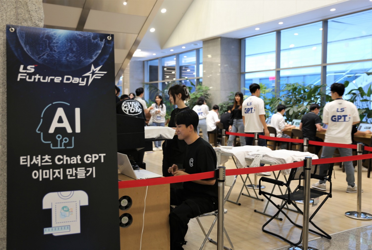 27일, 안양 LS타워에서 개최된 LS Future Day에서 LS그룹 임직원들이 생성형 AI를 활용해 나만의 티셔츠 만들기 행사에 참여하고 있다