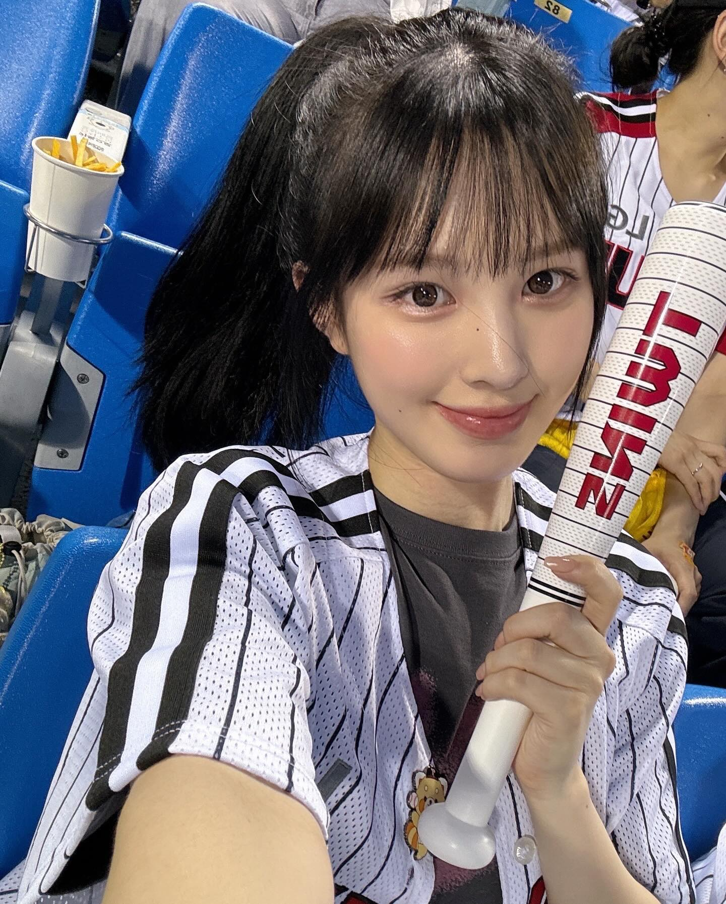 위클리 이재희, LG트윈스 직관 응원 인증샷 공개…'승리 요정' 기운