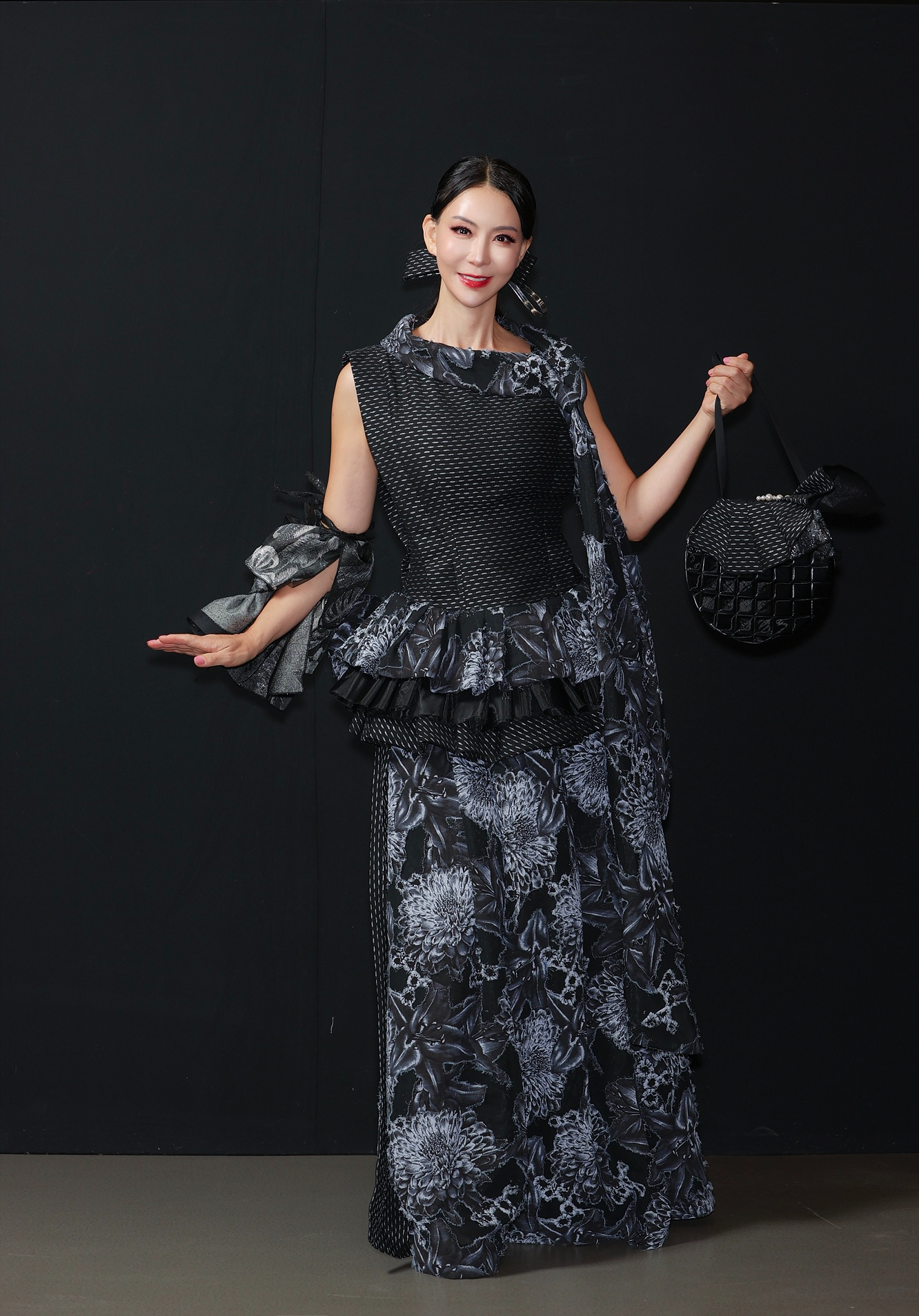 이수진, ‘2024 대련 패션위크’ 런웨이 화려하게 장식…시니어 모델의 위력