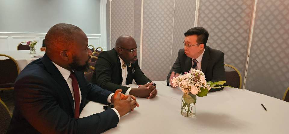 AMSG 고위급 라운드 테이블 행사장에서 사업 협력방안에 대해 논의중인 블룸테크놀로지 이상윤 대표(우측)와 AMSG 사무총장 Moses Engadu(중앙) IT특별자문관 Lali Otchi(좌측)