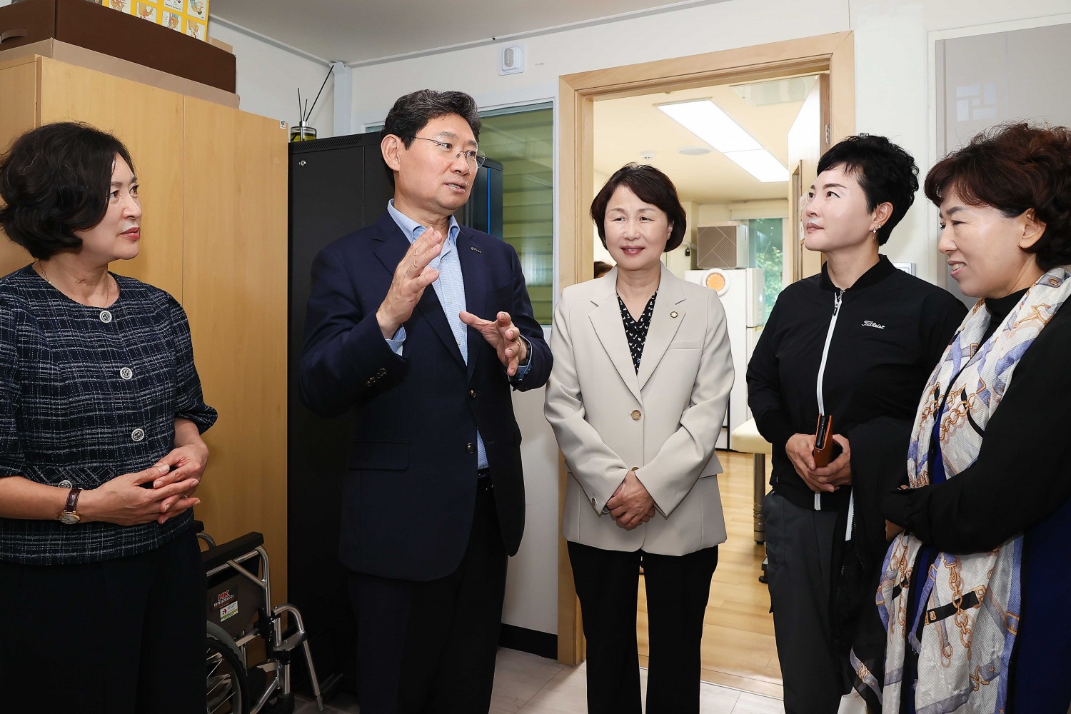 이상일 용인특례시장이 1일 개소식을 개최한 '용인시 장애인온종일돌봄센터' 시설을 둘러보고 있다