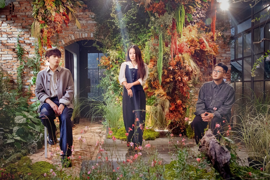 어반자카파 ‘안녕’ 뮤직비디오, 손우현X장희령 연인 연기 눈길…가을 감성 자극