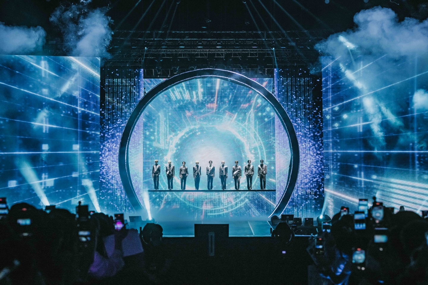 제로베이스원, 첫 해외 투어 잇단 호평…5일 방콕도 접수