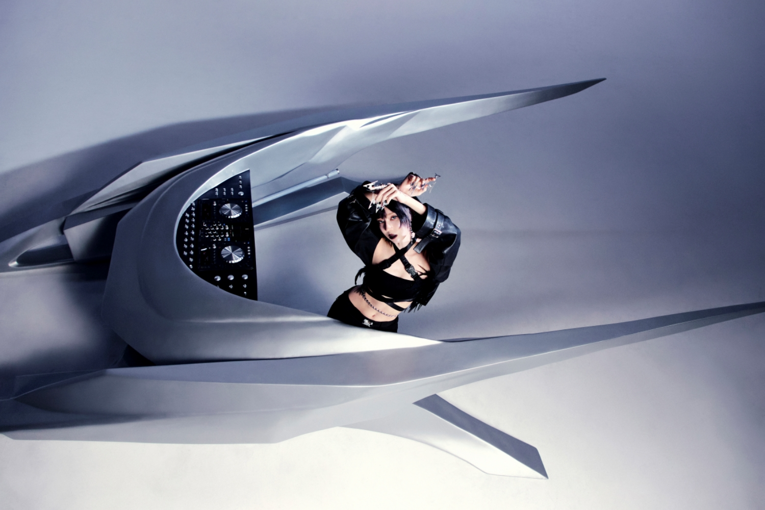 에스파 윈터X지젤, 느낌 좋은 ‘쇠맛’ 티저 이미지 화제…‘Whiplash’ 컴백 앞서 분위기 예열