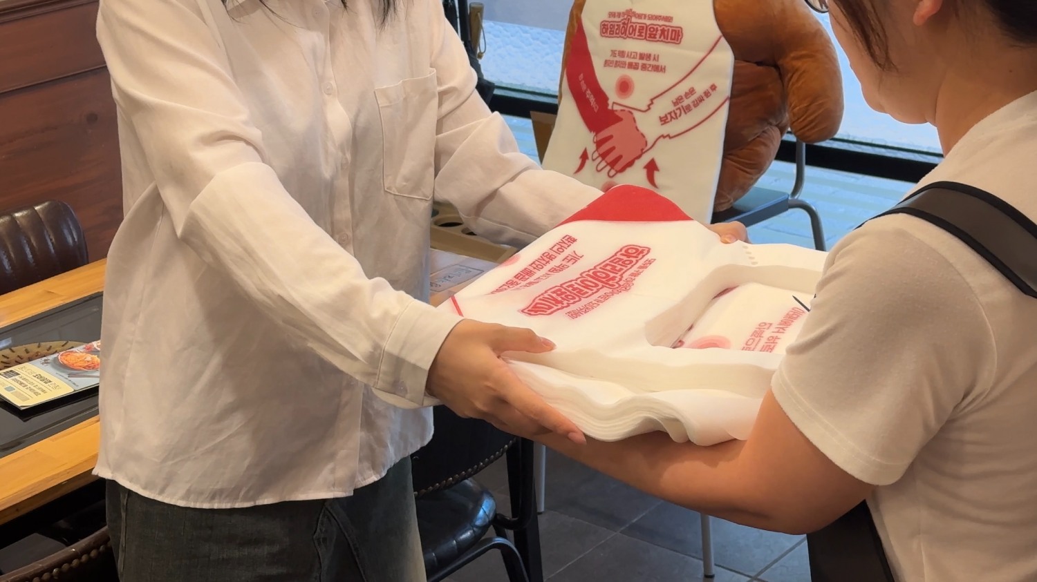 하임리히어로 앞치마를 청년다방 점주님께 전달하는 모습이 담겨있다.