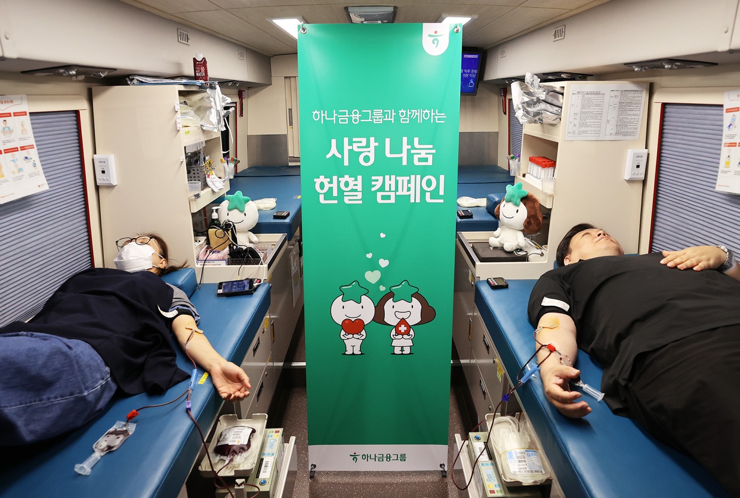 하나금융그룹은 헌혈 가능 인구 감소에 따른 혈액 수급 불안정 해소에 기여하기 위해 전(全) 그룹사 임직원이 함께 참여하는 「사랑 나눔 헌혈 캠페인」을 실시했다. 10일 오전 하나금융그룹 명동사옥에서 진행된 헌혈 캠페인 행사에서 임직원들이 헌혈에 참여하고 있다.