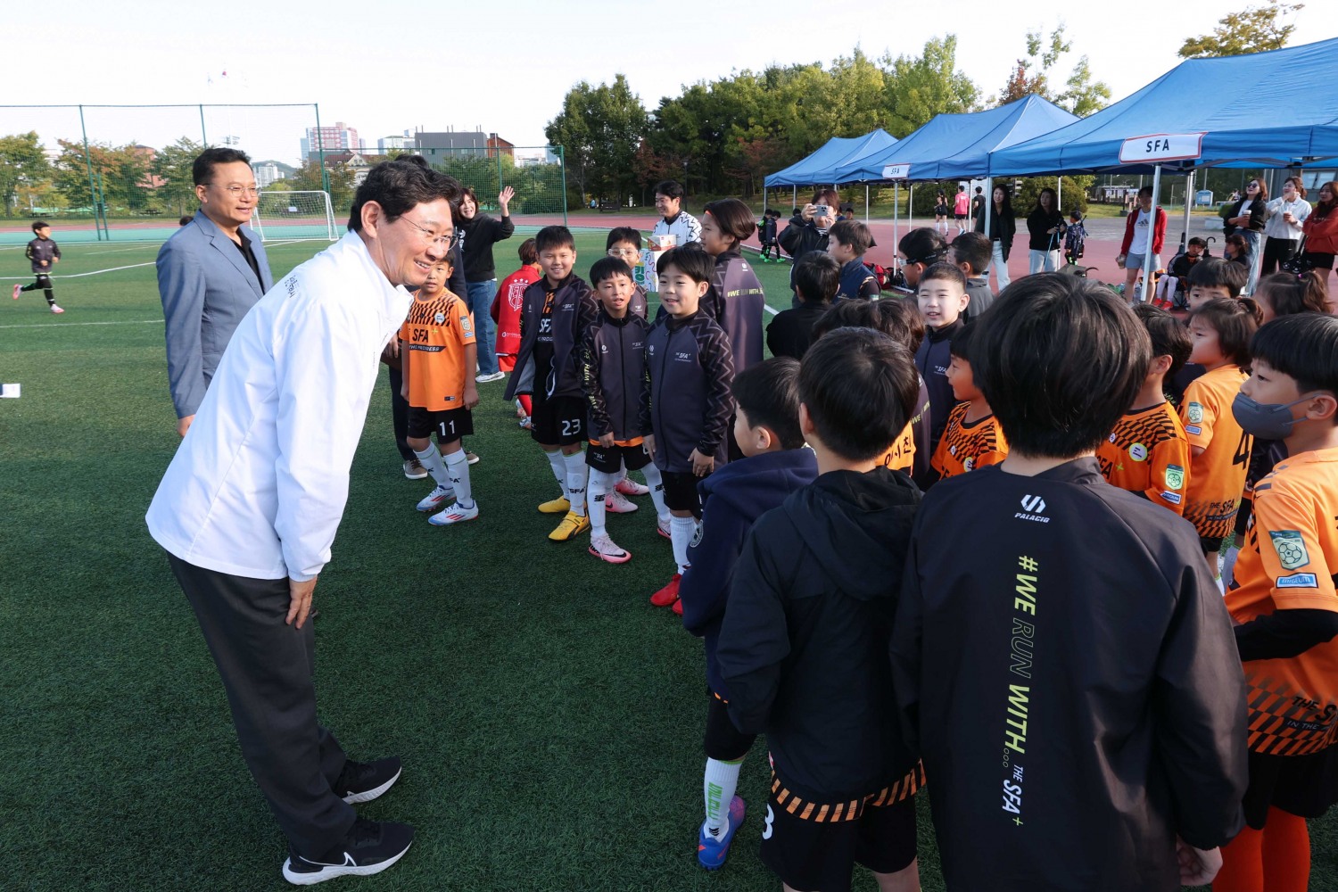 이상일 용인특례시장,‘ 제2회 유소년 꿈나무 축구대회’ 참가한 어린이들 격려