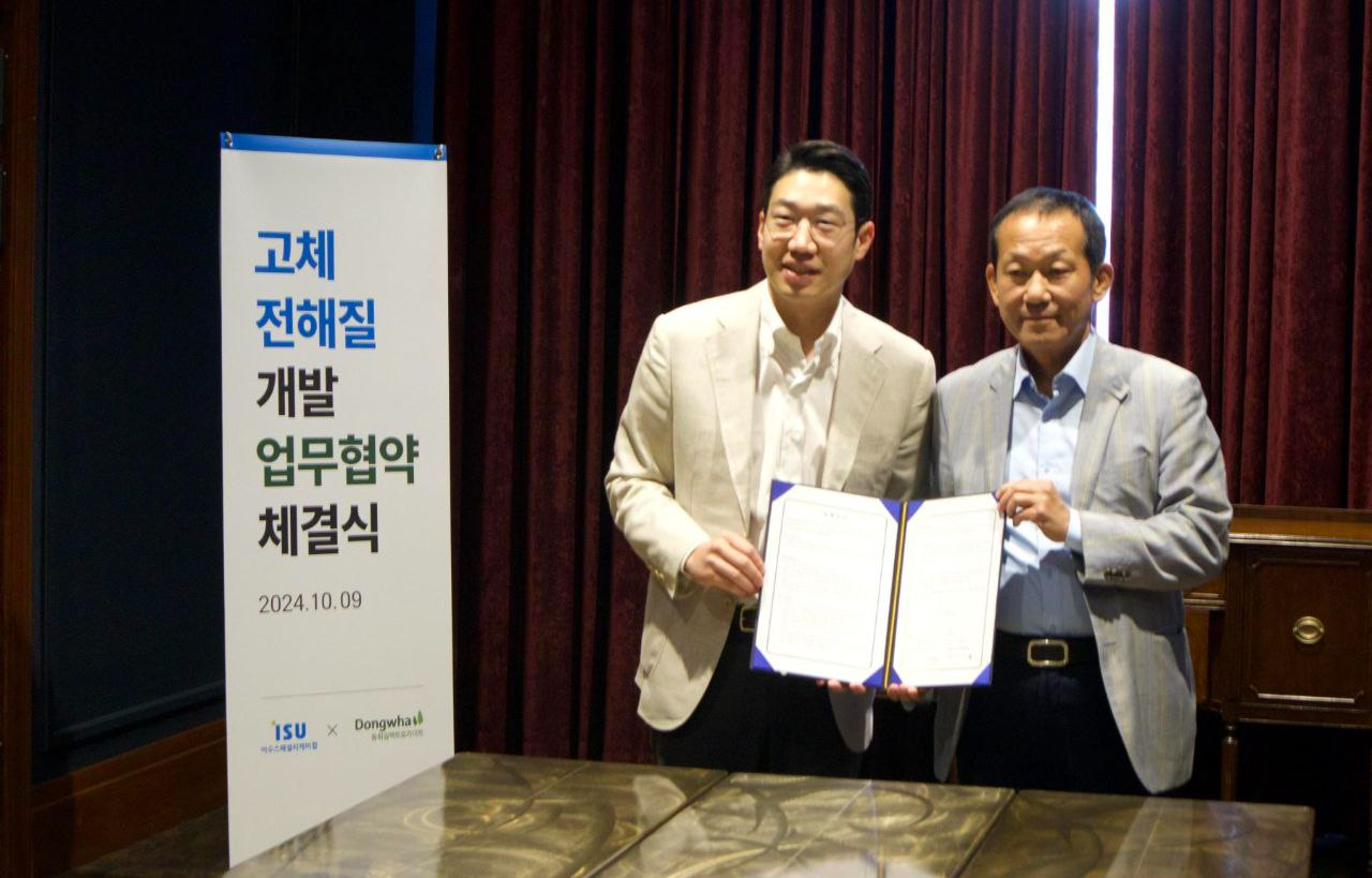 이수스페셜티케미컬 류승호 대표이사 (좌) 동화일렉트로라이트 승지수 대표이사