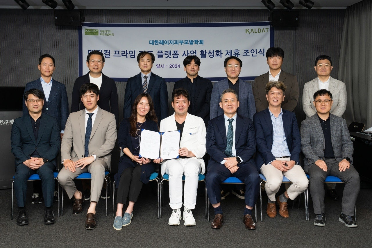 대피모 프라임 카드 제휴사업에 참석한 회사들의 대표이사들과 박민수 회장