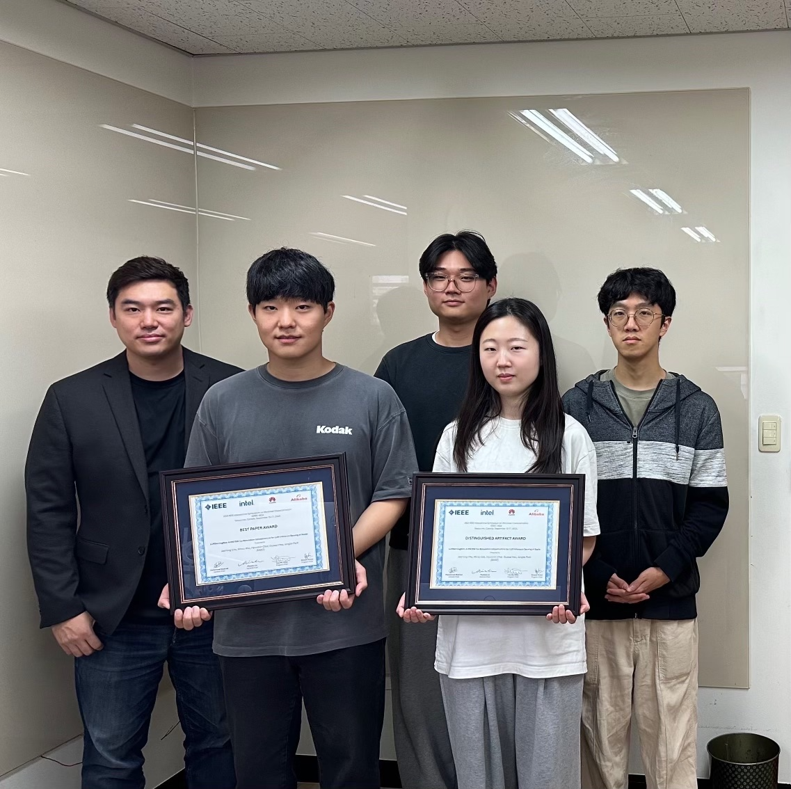 박종세 교수(왼쪽) 연구팀 단체사진