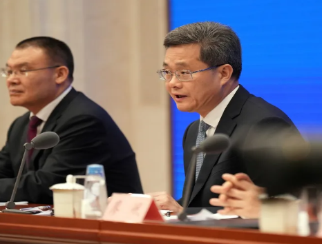 사진=란푸안 중국 재정부장(가운데)이 12일 국채 발행을 확대해 경기를 부양하겠다고 발표하고 있다.