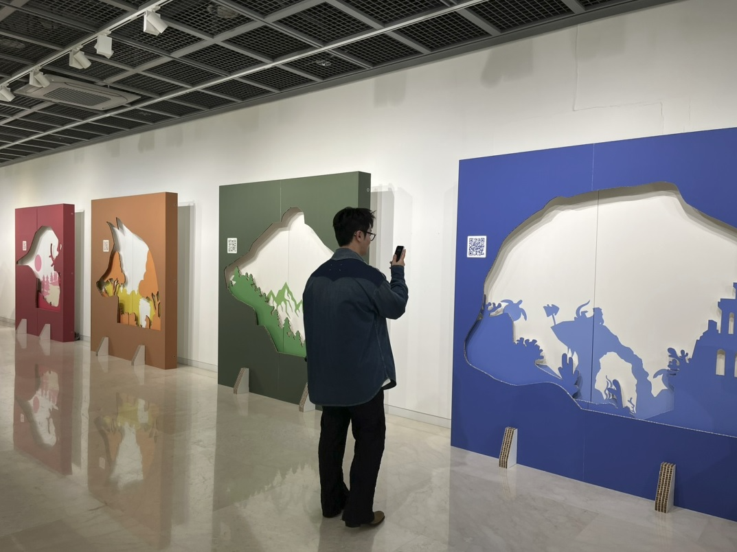 고객이 한화리조트 거제 벨버디어 아뜰리에 한에서 AR 전시를 구경하고 있다