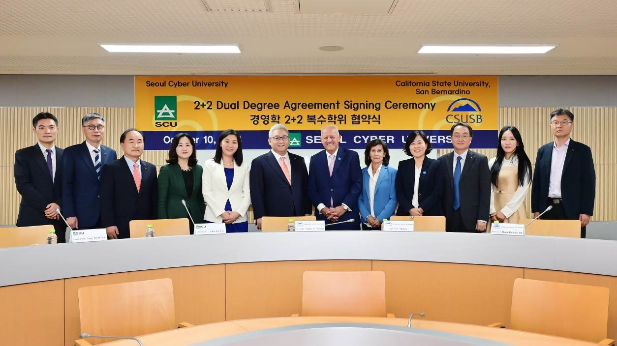 10일(목), 서울사이버대 이은주 총장(좌측에서 다섯번째), 학교법인 신일학원 이상균 이사장(좌측에서 여섯번째), 미국 캘리포니아 주립대 샌버나디노(CSUSB)의 토마스 모랄레스(Tomás D. Morales) 총장(좌측에서 일곱번째), 에비 모랄레스(Mrs. Evy Morales, 좌측에서 여덟번째)를 포함한 양측 관계자들이 복수학위 협약 체결 후 기념사진을 찍는 모습