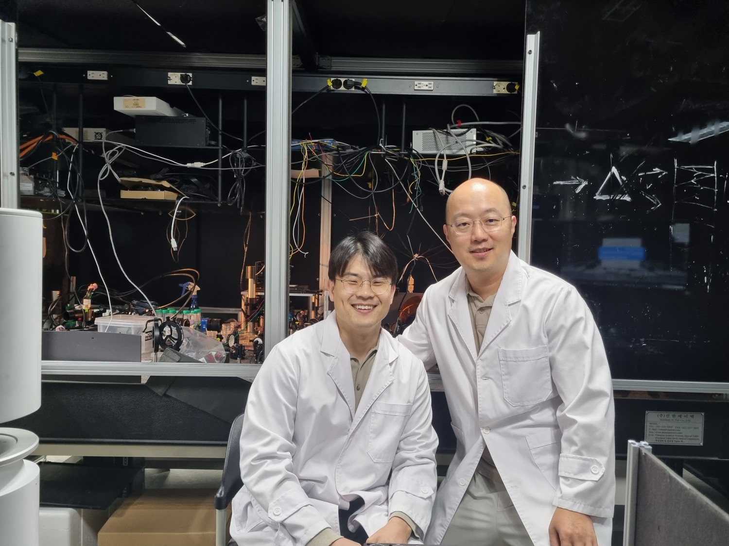 (왼쪽부터) KAIST 의과학대학원 이만재 박사, KAIST 물리학과 박용근 교수