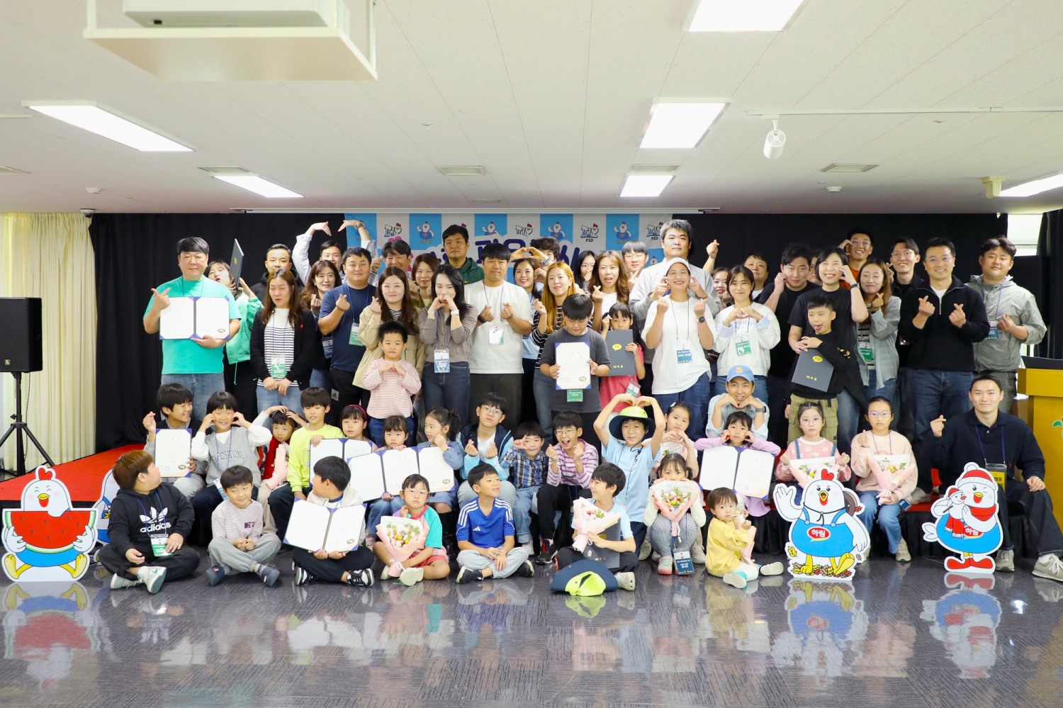 하림 피오봉사단 11기가 해단식 직후 수료증을 들고 있는 모습