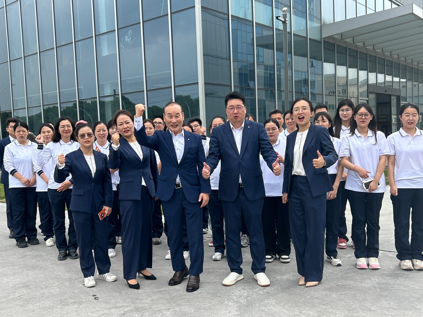 최병오 패션그룹형지 회장(앞줄 왼쪽 세번째)이 지난 14일 형지엘리트 중국 합자법인인 상해엘리트를 방문해 현지 임직원들과 기념 사진을 촬영하고 있다.