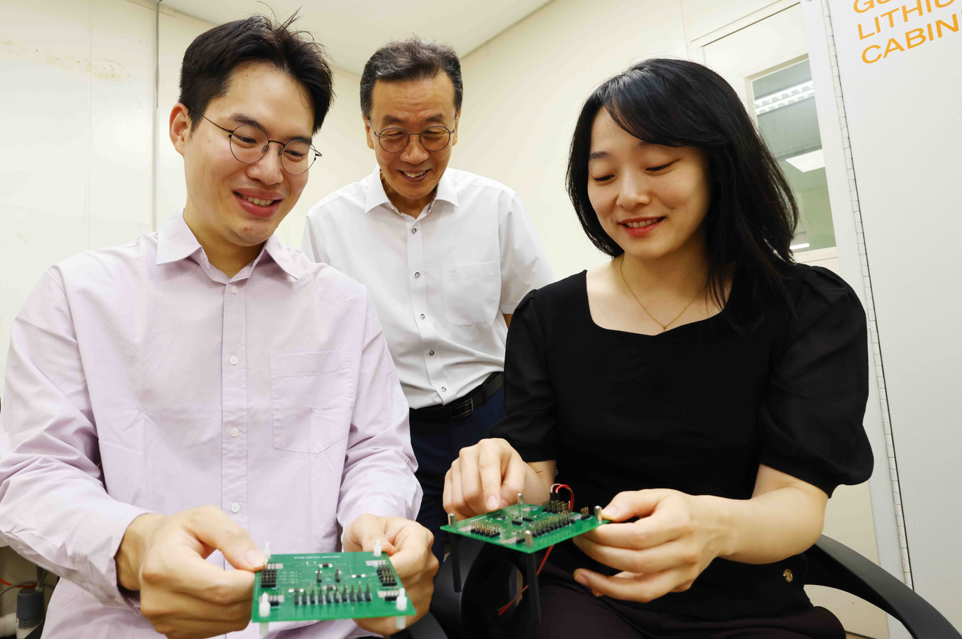 (왼쪽부터) KAIST 전기및전자공학부 이영남 박사과정, 이상국 교수, 권경하 교수