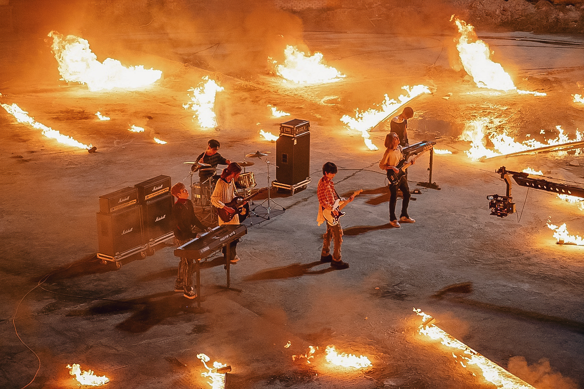 엑스디너리 히어로즈, 신곡 'Night before the end' 뮤직비디오 비하인드 컷 오픈…록스타 카리스마 & 싱그러운 미소 반전 매력