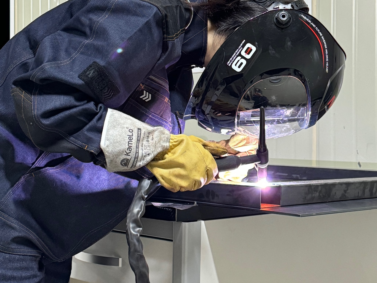 형지엘리트의 워크웨어 브랜드 ‘월비워크웨어’가 ‘2024 대학생 스마트 e-모빌리티 경진대회’에 출전한 이화여자대학교 자작차 동아리 ‘이레이서’에 단체복을 후원했다. 사진은 윌비워크웨어 코듀라 데님 점퍼를 착용하고 작업 중인 이레이서 팀원의 모습