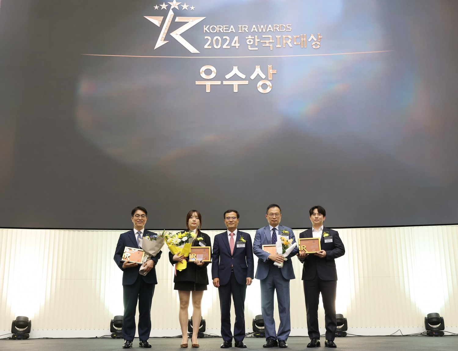 (왼쪽에서 두번째) 롯데칠성음료 양소현 IR팀장, (왼쪽에서 세번째) 한국IR협의회 정석호 회장