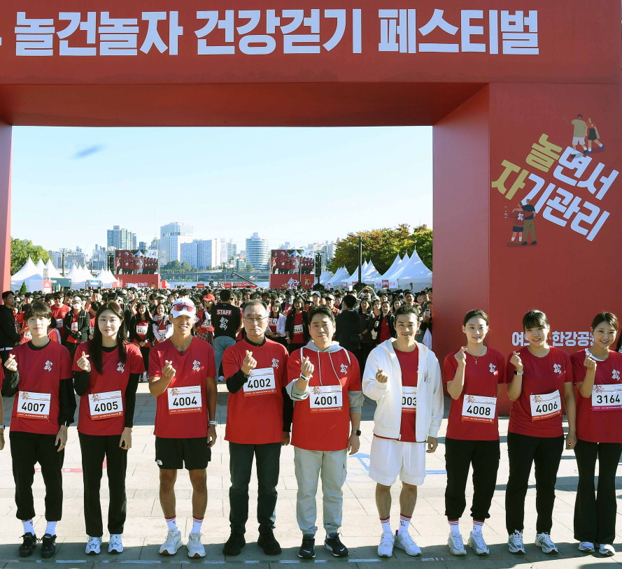 정관장과 건강하게 걸어요!(태권도 국가대표 이다빈 선수, 배드민턴 국가대표 김가람 선수, 가수 션, 이종원 건기식협회 부회장, KGC인삼공사 사장 안빈, 배우 김지훈, 펜싱 국가대표 윤지수 선수, 전하영 선수가 걷기