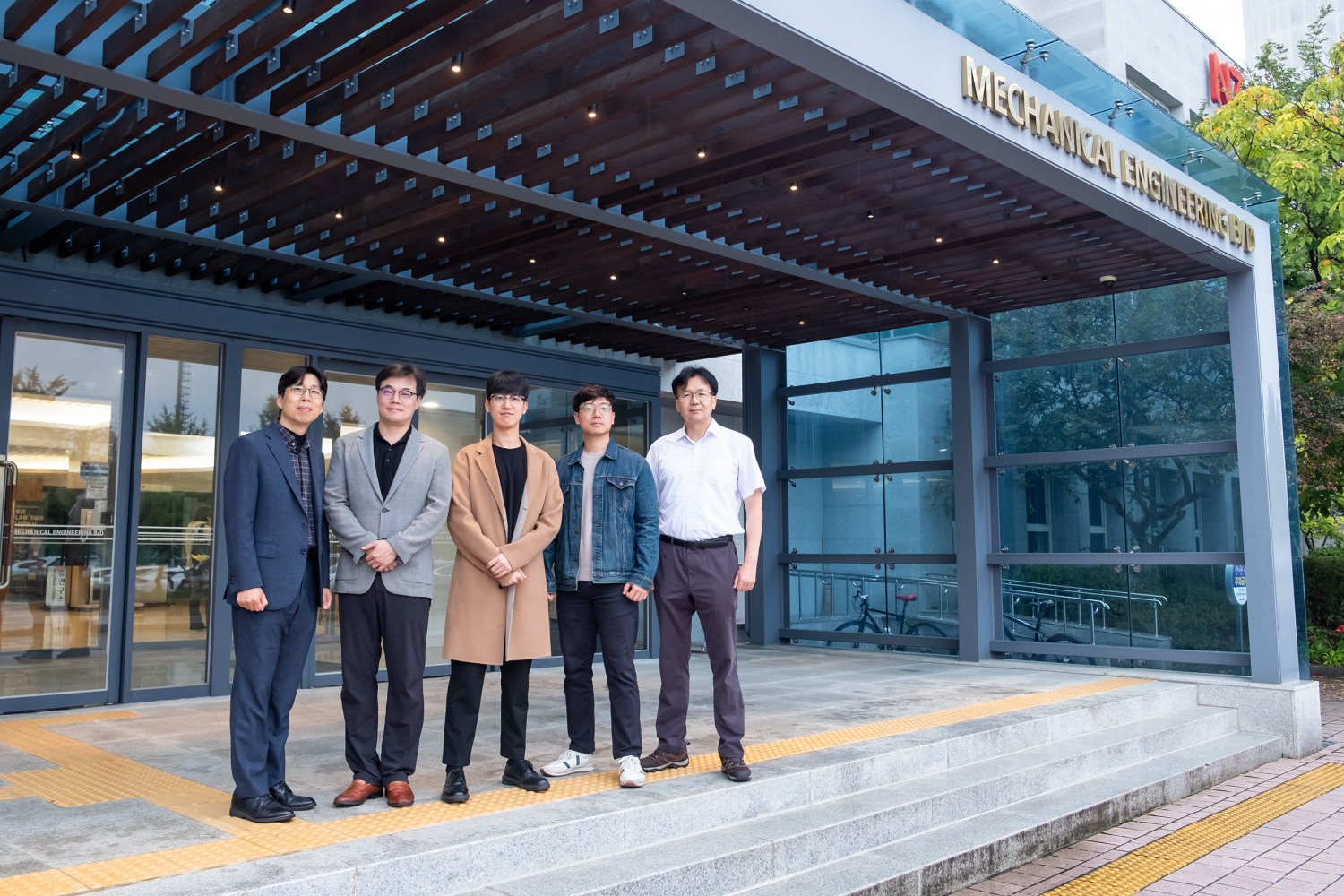 (왼쪽부터) KAIST 신소재공학과 정연식 교수, KAIST 기계공학과 박인규 교수, KAIST 신소재공학과 장한휘 박사과정,