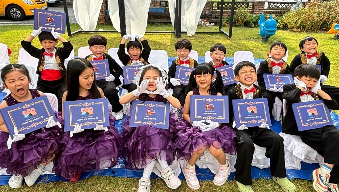 플레도 미르유치원 출판기념회 단체사진