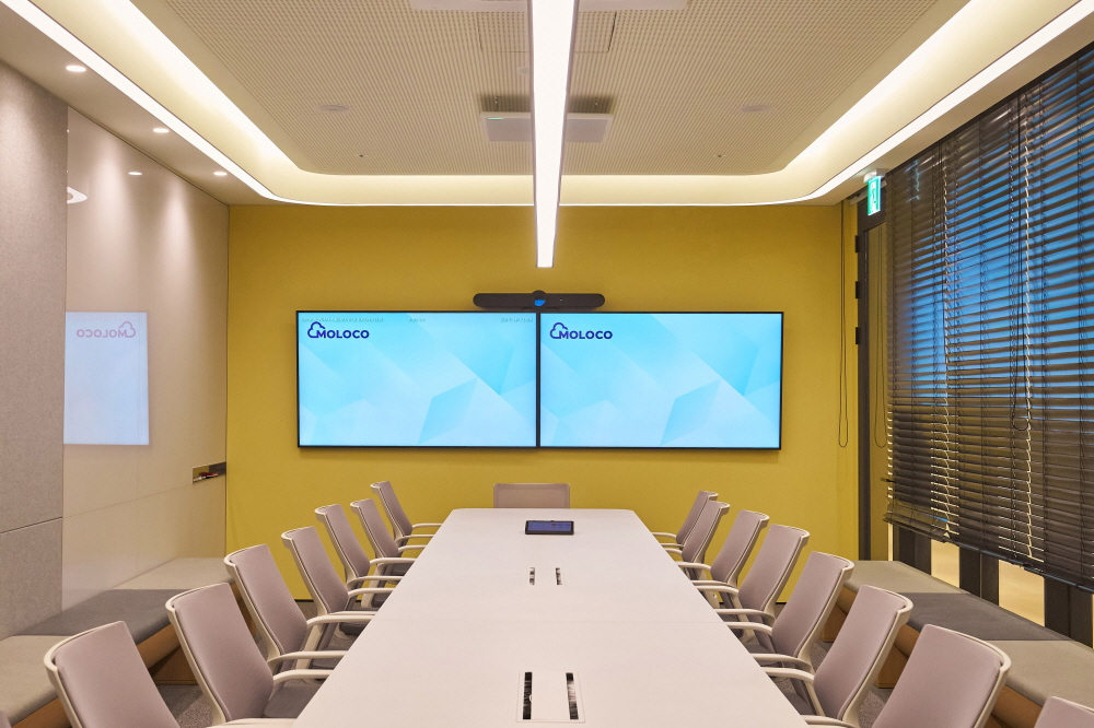 ▲ 몰로코 한국 지사 회의실에 설치된 로지텍의 스마트 워크플레이스 솔루션