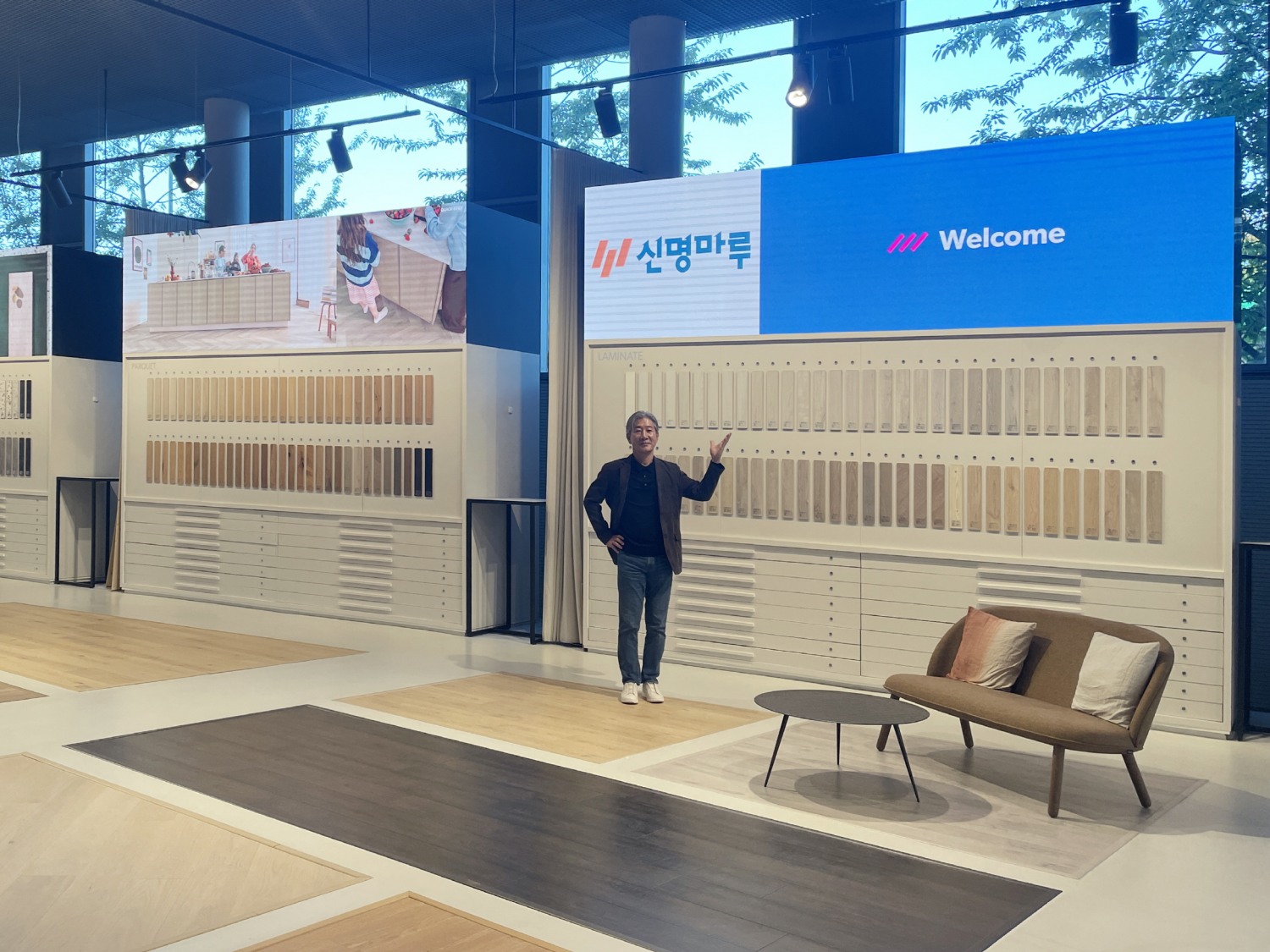 벨기에 월스베커의 본사 쇼룸에서 권혁태 대표의 모습