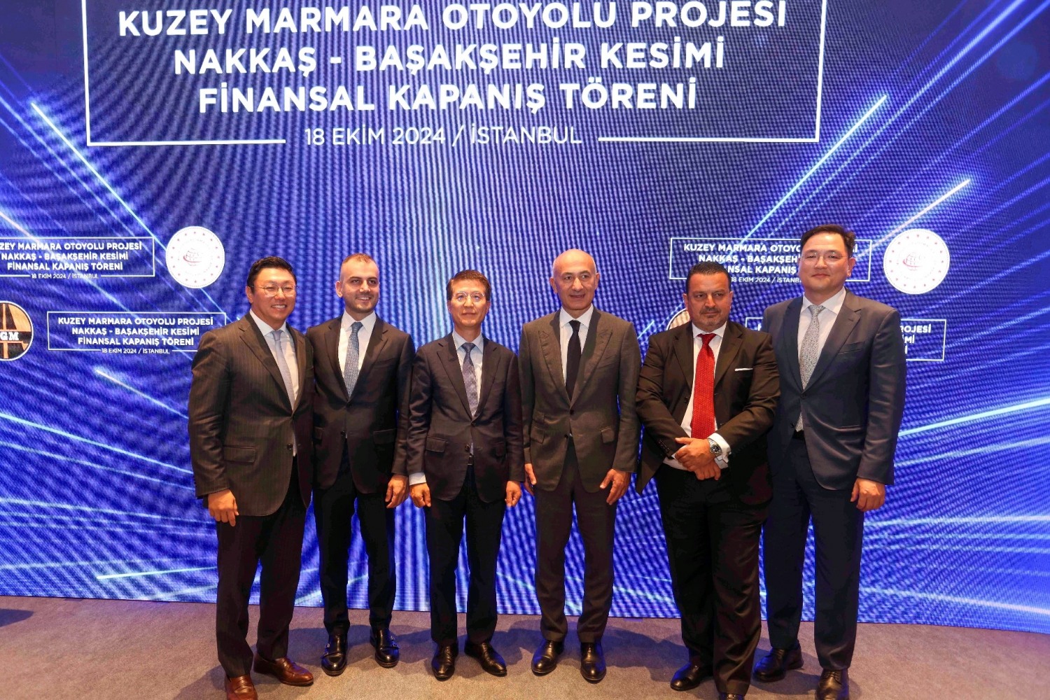 튀르키예 현지에서 열린 나카스-바삭세히르 도로 건설 사업 체결식에서 삼성물산 건설부문 오세철 대표이사(왼쪽 3번째)와 르네상스 창업주 에르맨 일르작(Erman Ilicak) 회장(왼쪽 4번째)이 기념촬영을 하고 있다.