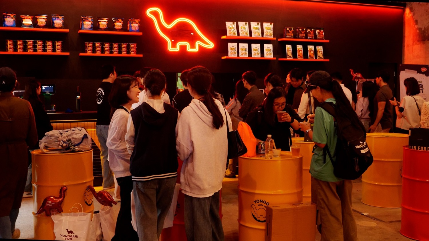 ’용가리가 사라졌다’ 내부 시식 공간에서 용가리 제품과 맥주를 맛보는 방문객들의 모습