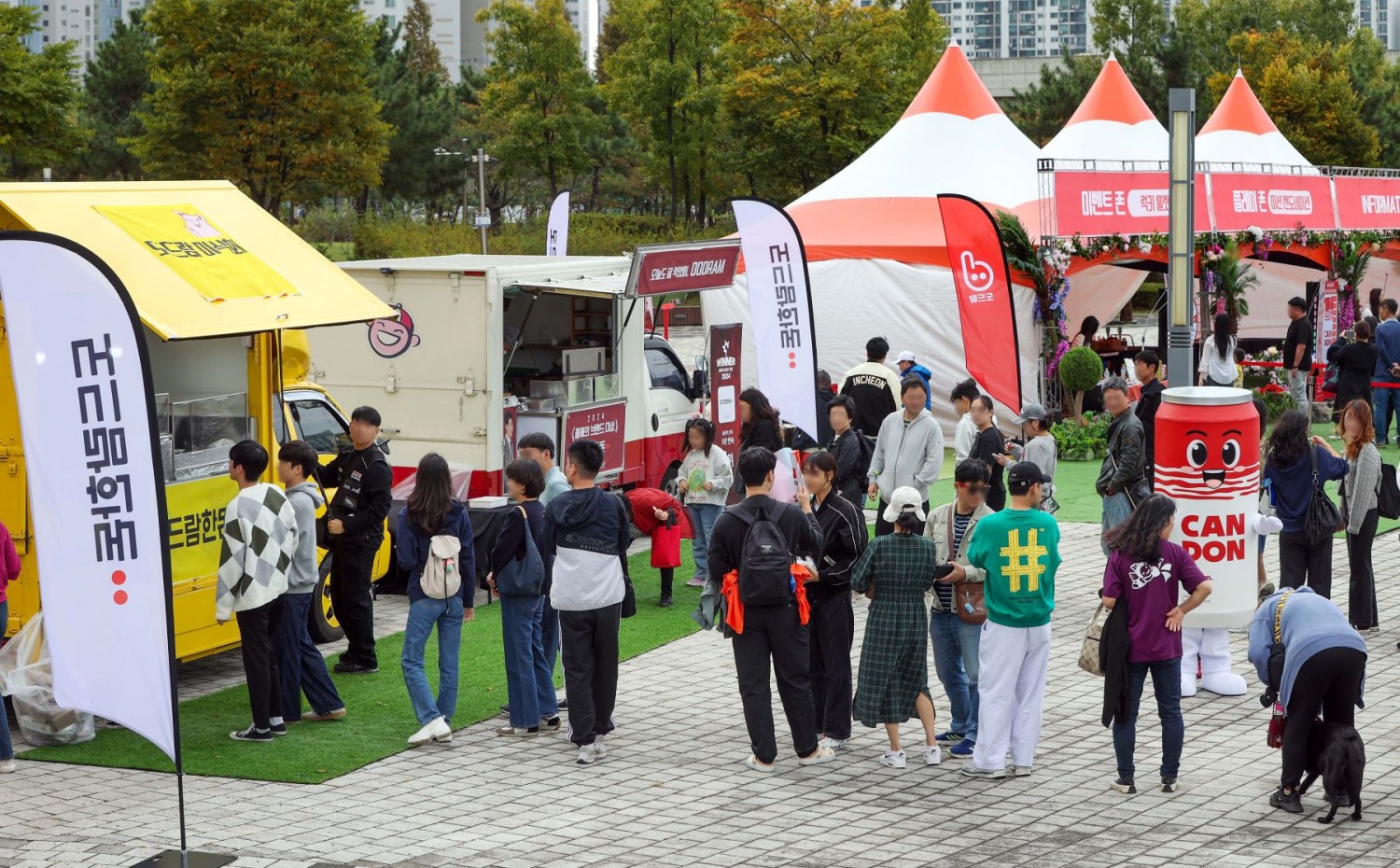 관람객들이 시식과 함께 다양한 프로모션을 즐기고 있다.