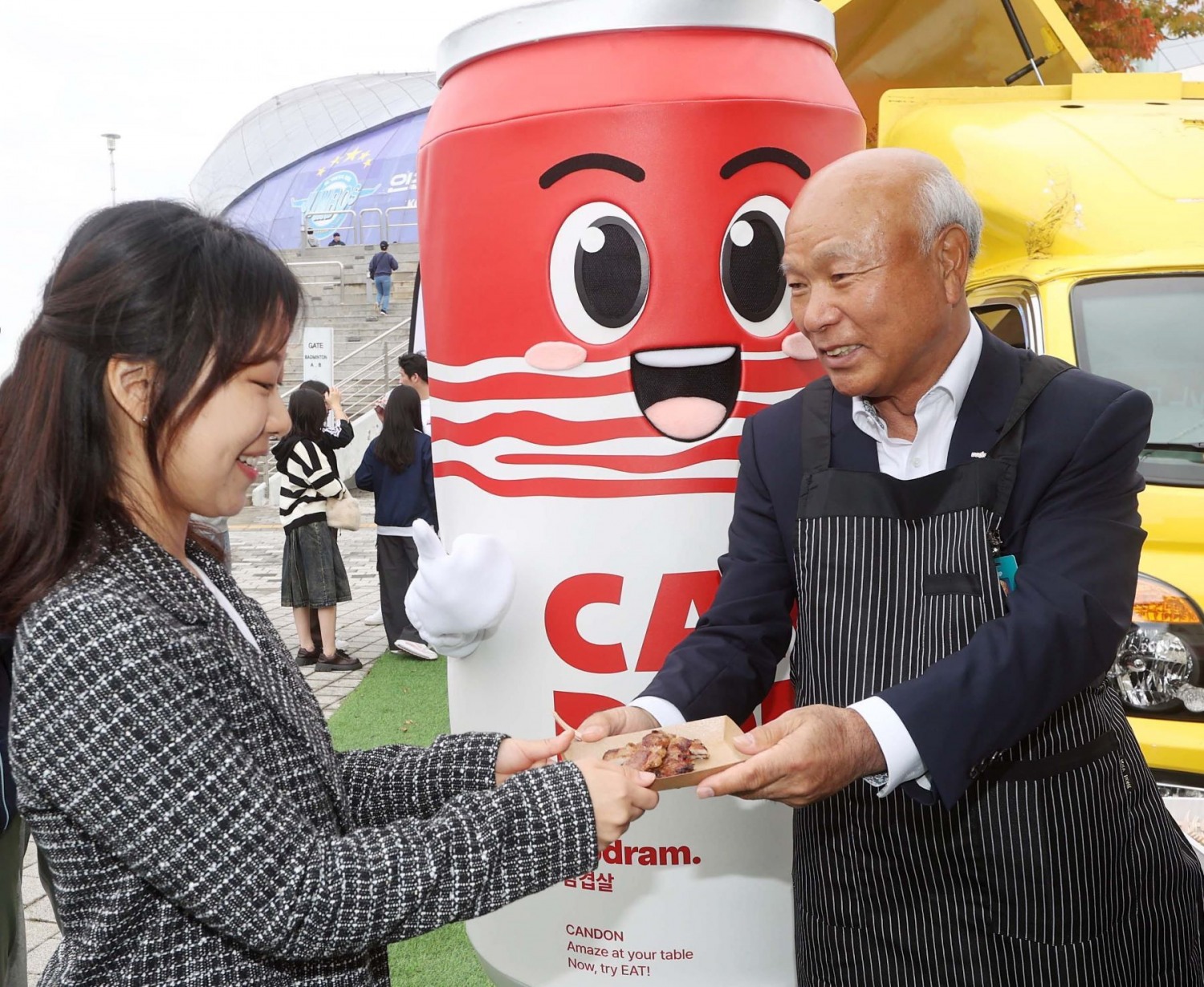 관람객들이 시식과 함께 다양한 프로모션을 즐기고 있다.