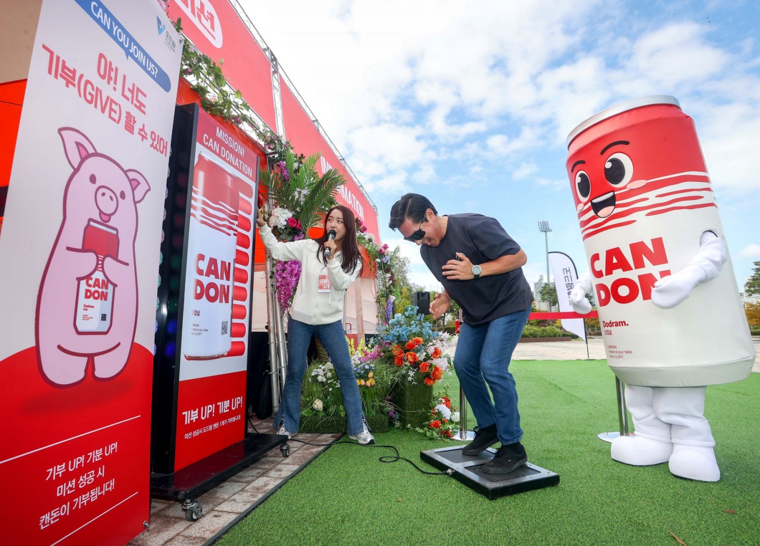 관람객들이 시식과 함께 다양한 프로모션을 즐기고 있다.