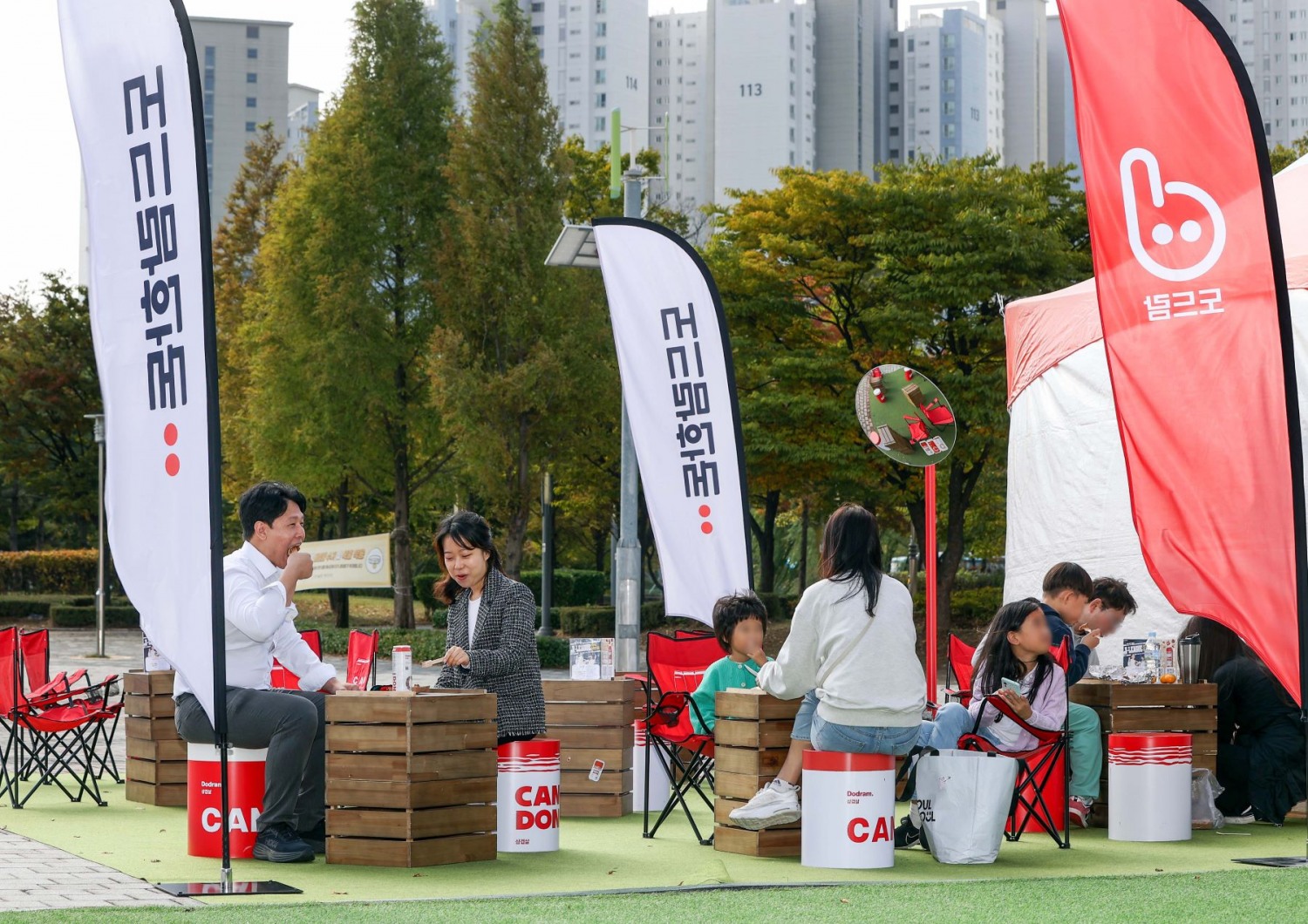 관람객들이 시식과 함께 다양한 프로모션을 즐기고 있다.