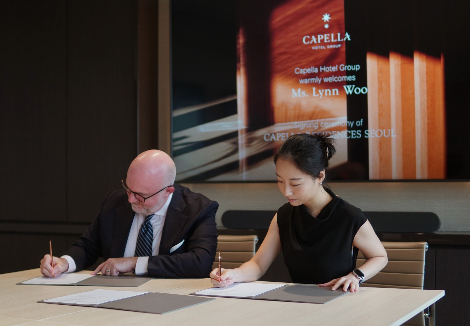 [카펠라 호텔 대표(사진 좌) 크리스티아노 리날디((Cristiano Rinaldi) 와 헌인타운개발㈜ 우 린 디렉터 (사진 우)이 파트너십을 발표하며 2027년 카펠라 호텔 앤 리조트의 첫번째 프로젝트 ‘카펠라 레지던스 서울’을 진행한다. 사진제공: 카펠라 호텔 앤 리조트)