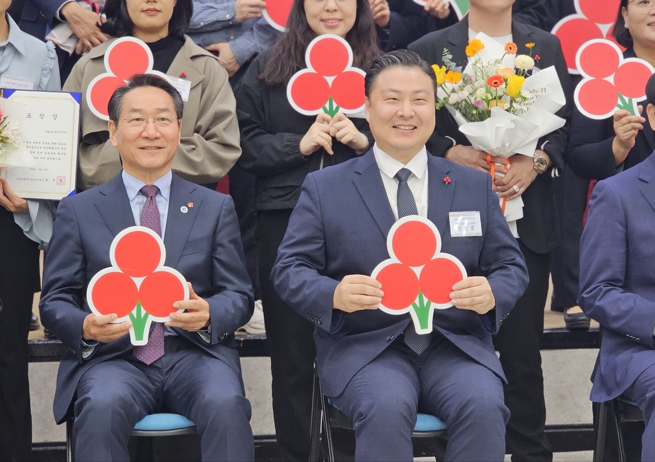 패션그룹형지 최준호 부회장(오른쪽)이 지난 21일 인천사회복지공동모금회 주최로 인천시청에서 열린 ‘2024년 이웃돕기 유공자 포상식’에서 ‘인천시장상’을 수상하고 수상자 및 유정복 인천시장(왼쪽)과 기념사진을 촬영하고 있다.