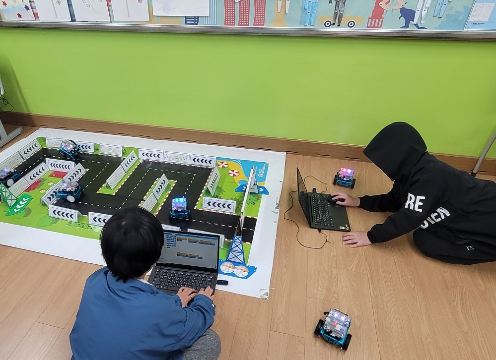 (사진설명: 테크빌교육이 곡성중앙초등학교에서 ‘나에게 맞는 미래 진로 체험’을 주제로 디지털새싹 캠프를 진행하고 있다.)