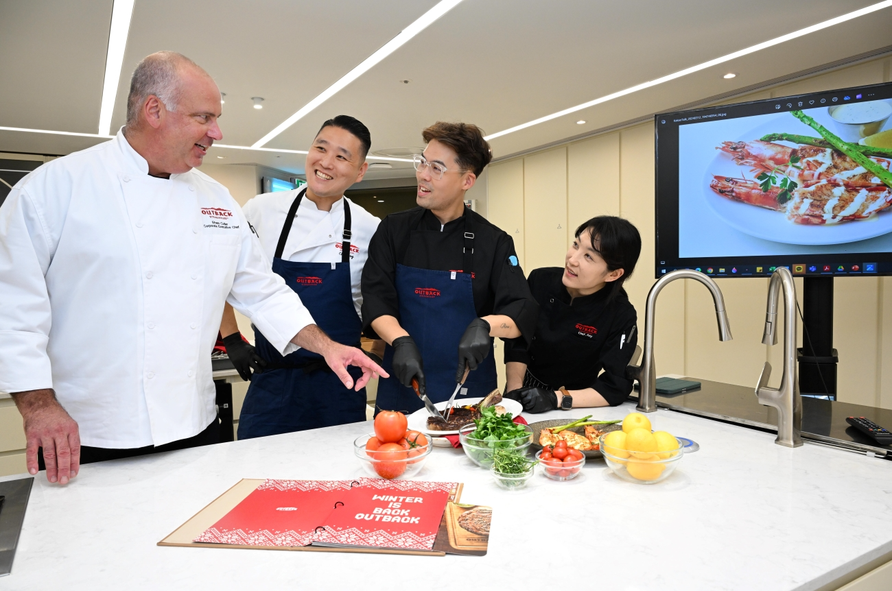 에프렘 커틀러 셰프와 아웃백 스테이크하우스코리아 셰프들이 신제품 출시 등 메뉴 개발을 위한 전략을 논의하고 있다.