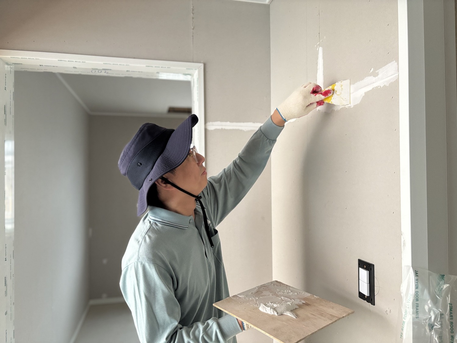 한국해비타트 집짓기 프로그램에 참여 중인 이튼 전기 사업부 CPS 세일즈 김성영 본부장