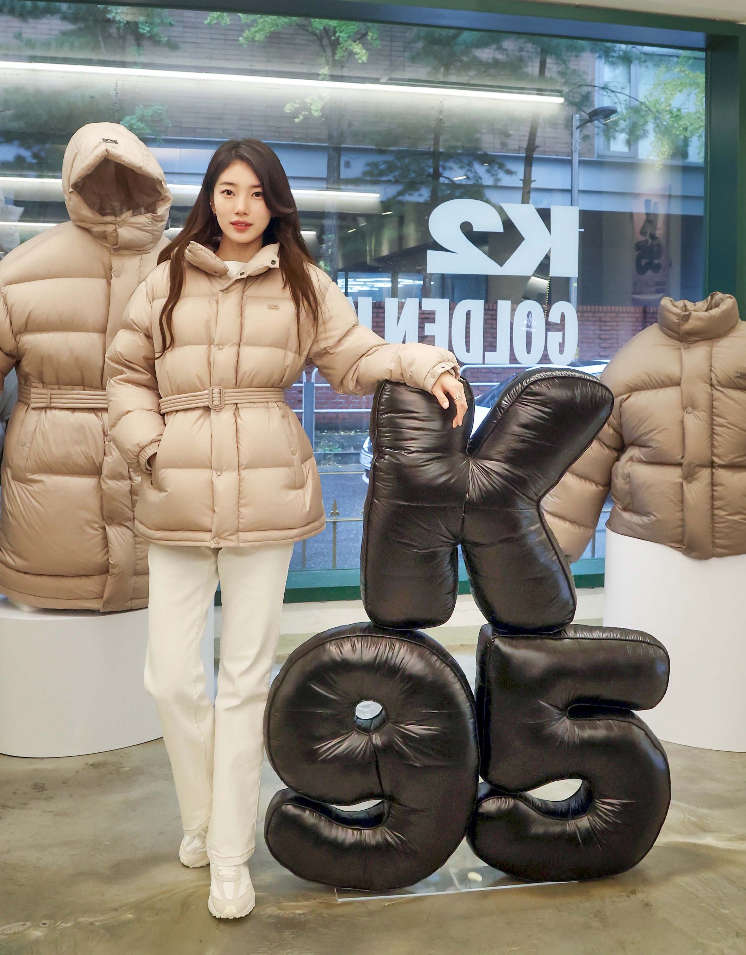 <‘골든 K95' 다운 출시를 기념해 진행된 팝업에서 브랜드 모델 수지가 ‘골든 K95' 베이글 다운을 입고 포즈를 취하고 있다.>