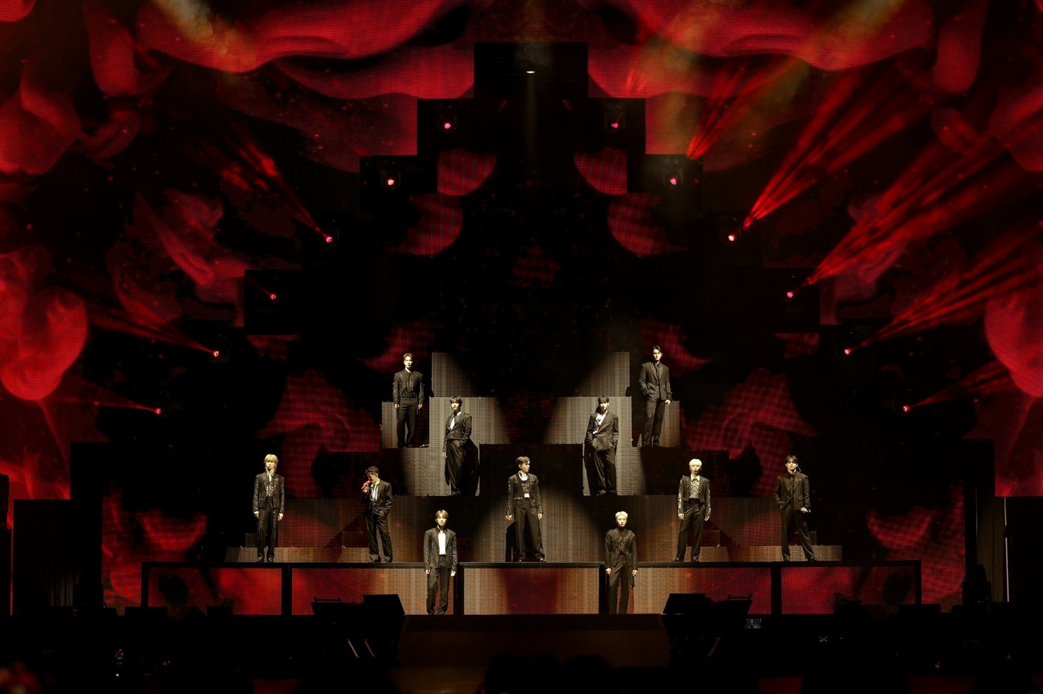 세븐틴, 日 주요 앨범 차트 석권…끝없는 1위 행진