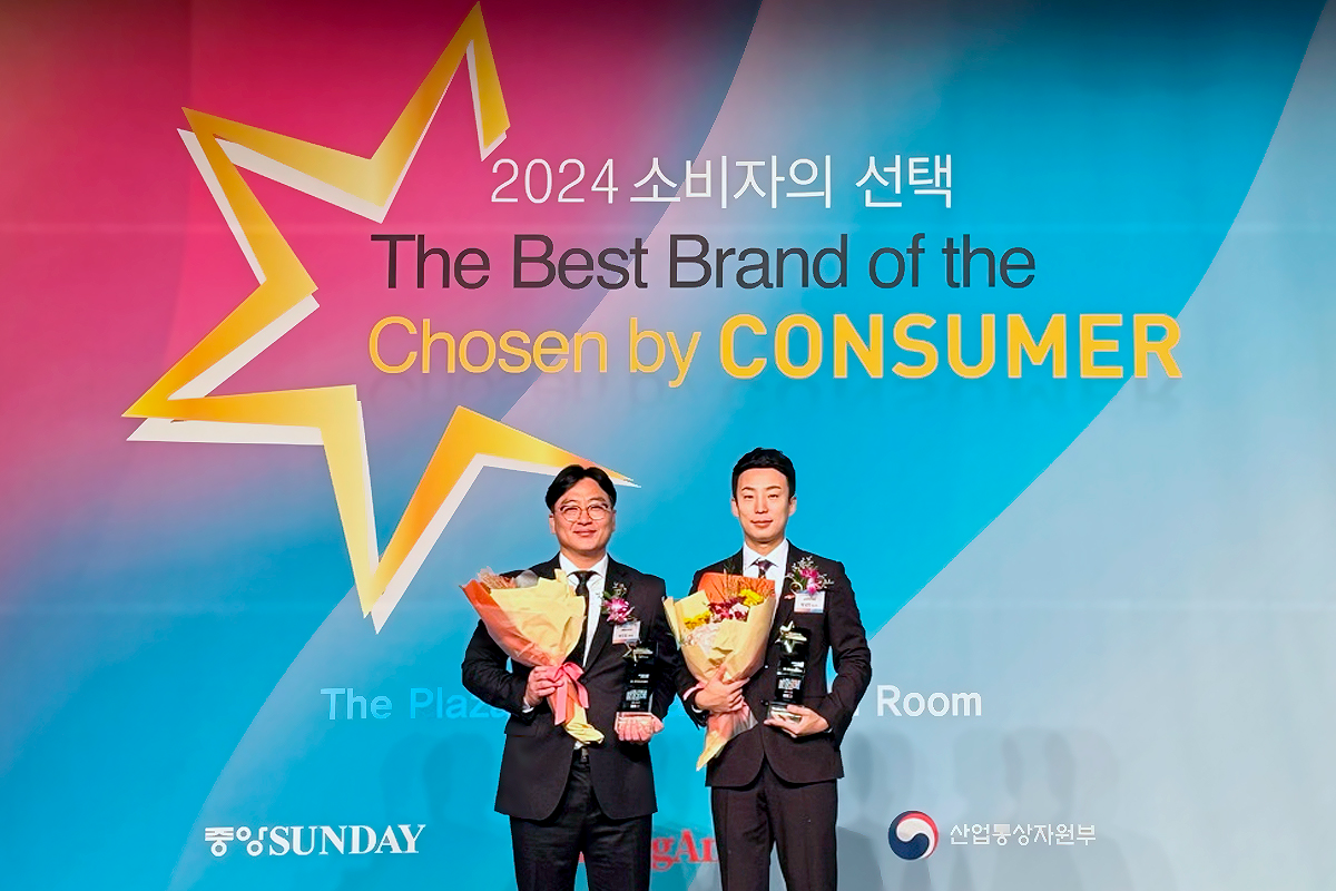 △23일 더 플라자 호텔에서 열린 ‘2024 소비자의 선택’ 시상식에서 교원 웰스의 이경호 파트장(왼쪽)과 박성민 매니저(오른쪽)가 기념촬영하고 있다.