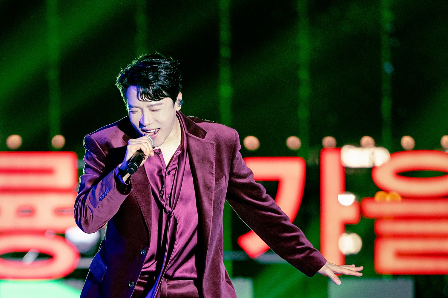 에녹, 가을 감성 물들인 전천후 활약