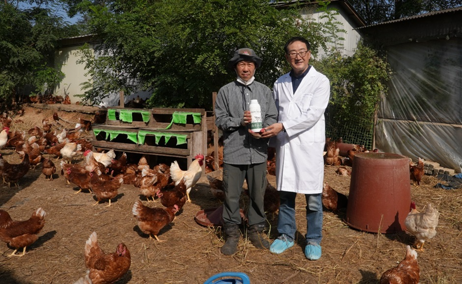 우측부터 미르존몰약연구소 김진우 박사, 카르베 양계장 김기영 대표(사진제공=미르존몰약연구소)